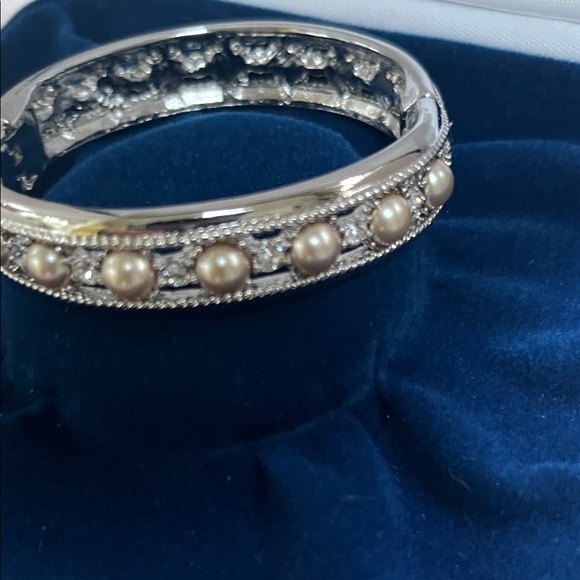 Camrose & Kross Jacqueline Kennedy Pearl and Rhinestone Bangle Bracelet - Picture 3 of 7